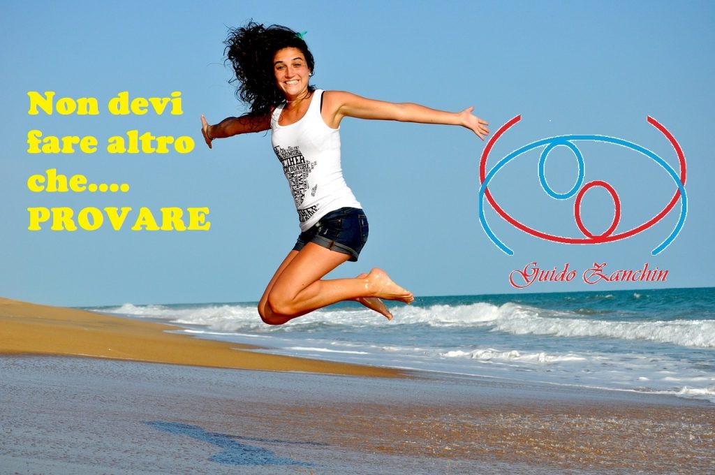 donna che salta e invita a provare 