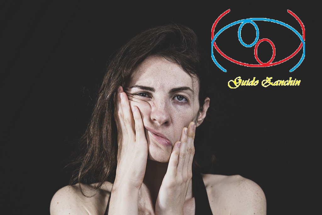 donna in ansia e nervosa,