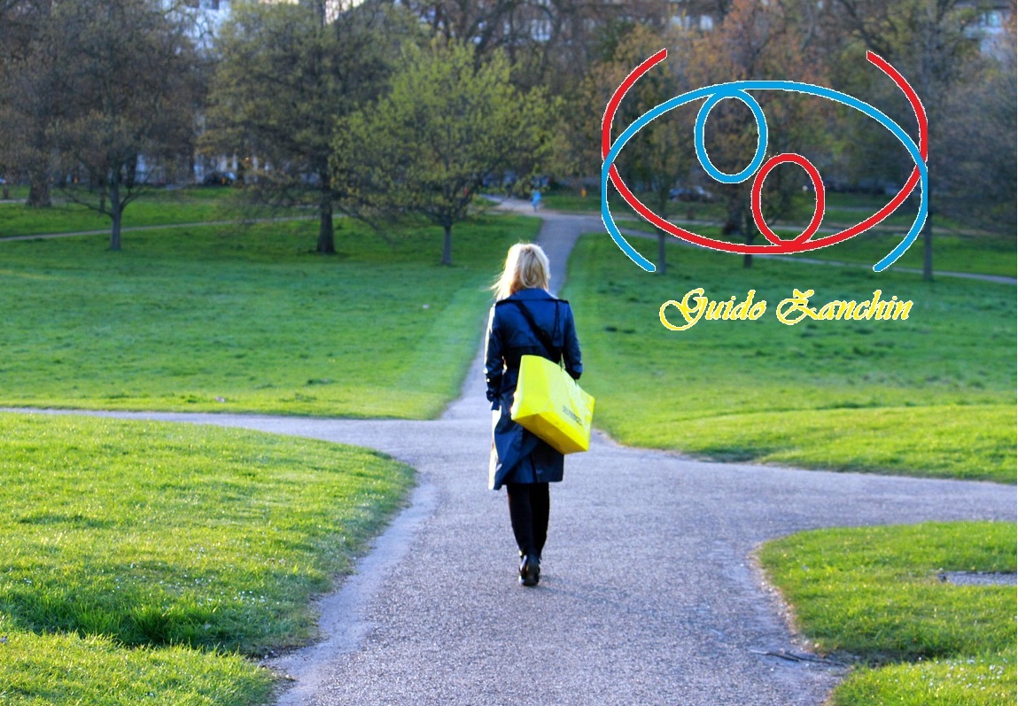 donna che deve scegliere la direzione