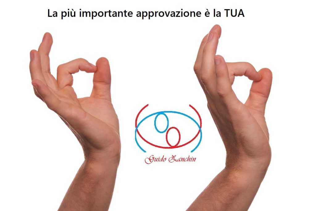 due mani fanno il segno OK