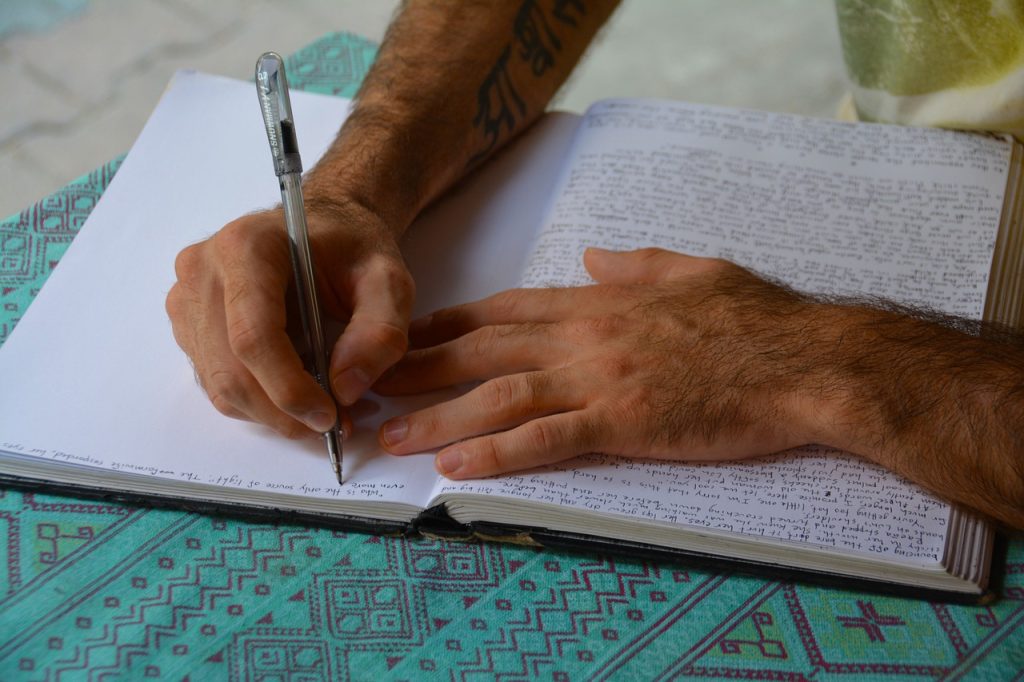 L'importanza di tenere un diario 3 uomo che scrive sul diario