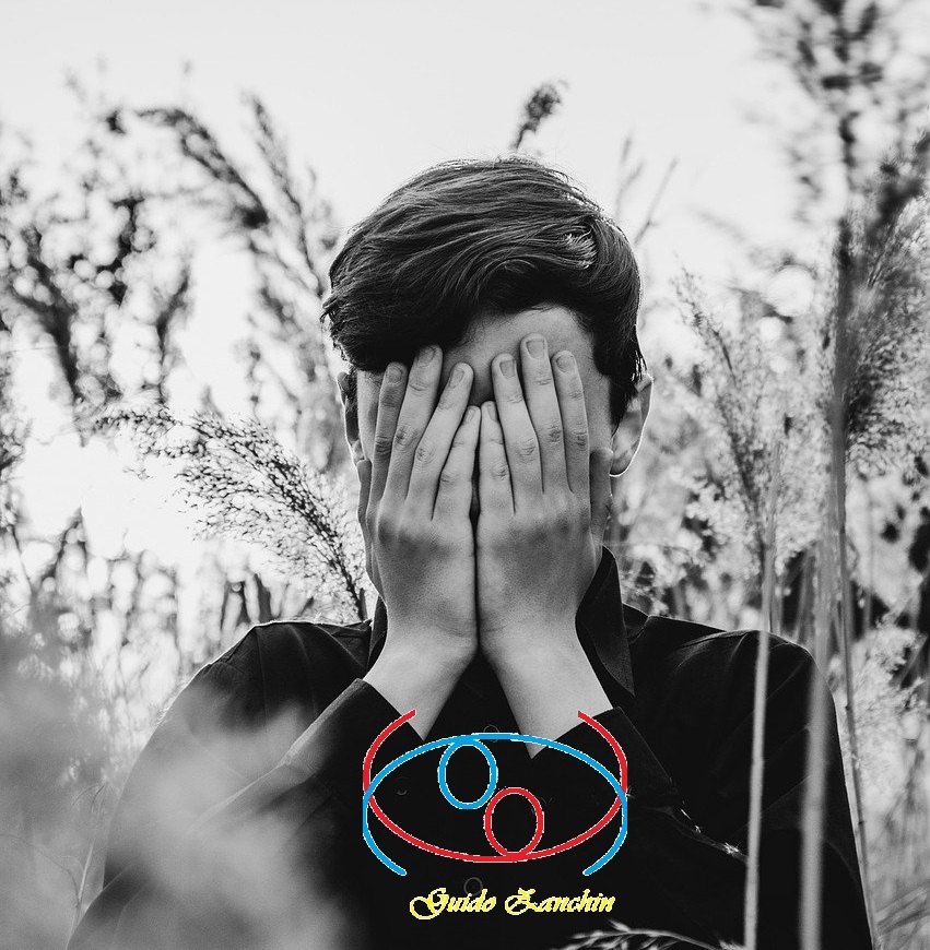 paura dell' ignoto, mani sul viso,