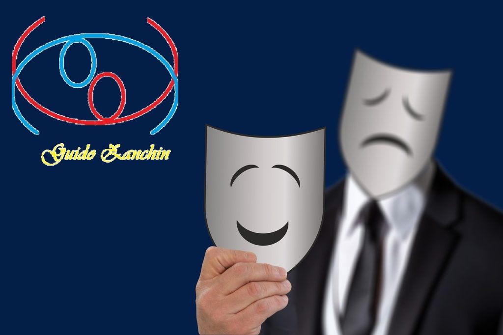 uomo con due maschere