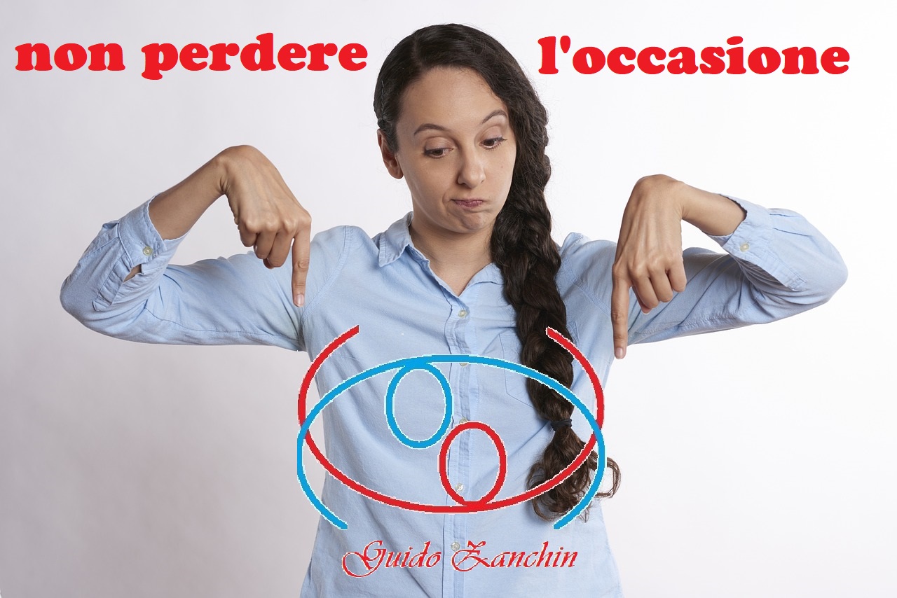 donna che indica logo, occasione