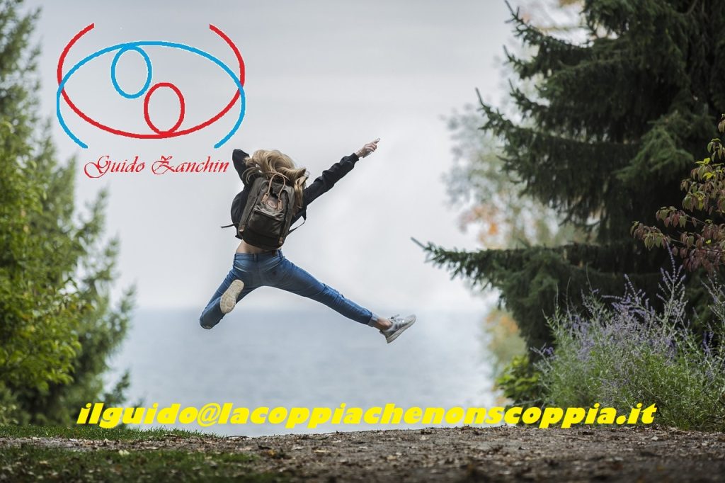 donna con zaino salta felice