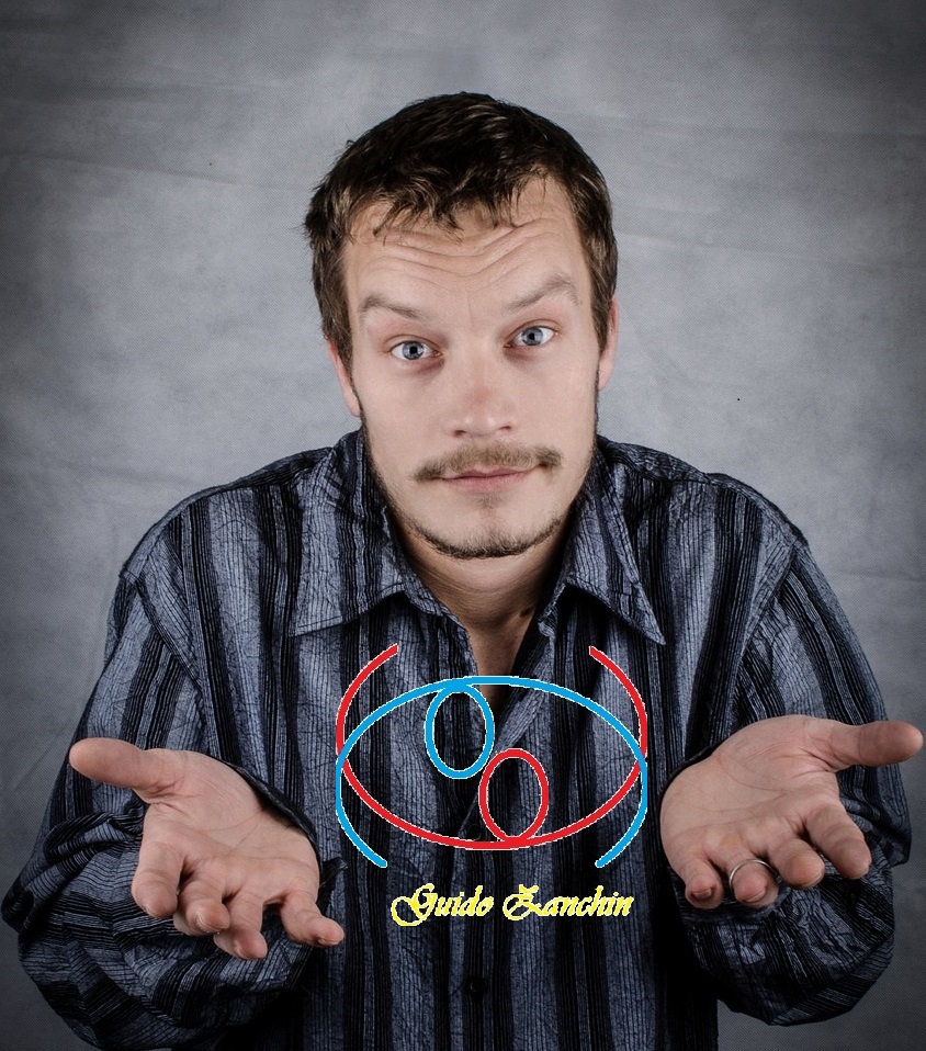 uomo a mani aperte si fa domande