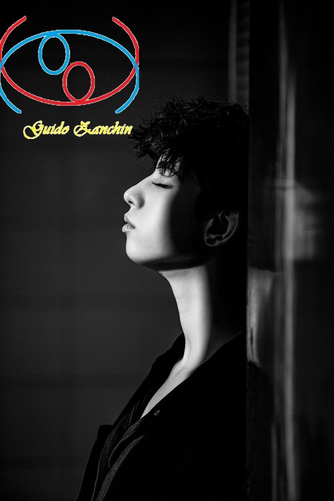 volto di donna pensante
