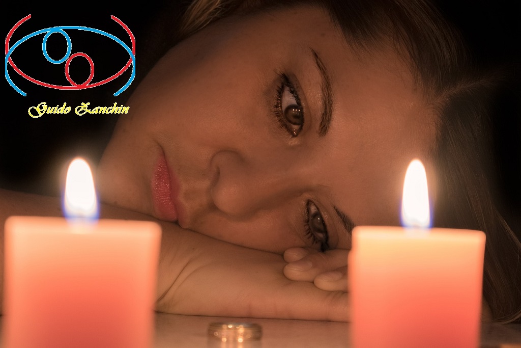 donna pensierosa tra candele natalizie