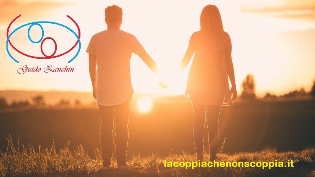 foto di coppia che si tiene per mano