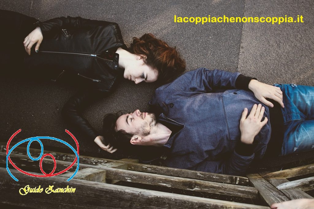 coppia sdraiata in atteggiamento tenero