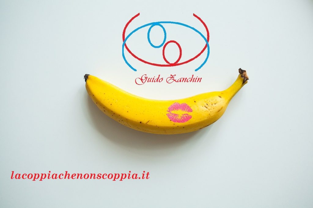 foto di una banana con il segno del rossetto. Forte richiamo ad uno dei preliminari