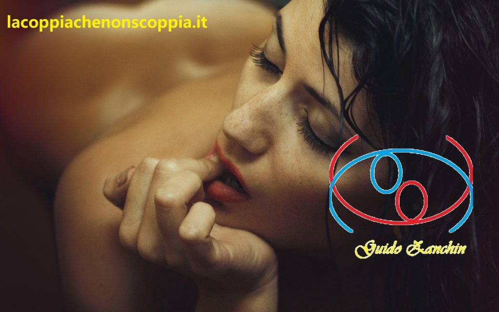 foto di donna, dito in bocca, lubrificazione 