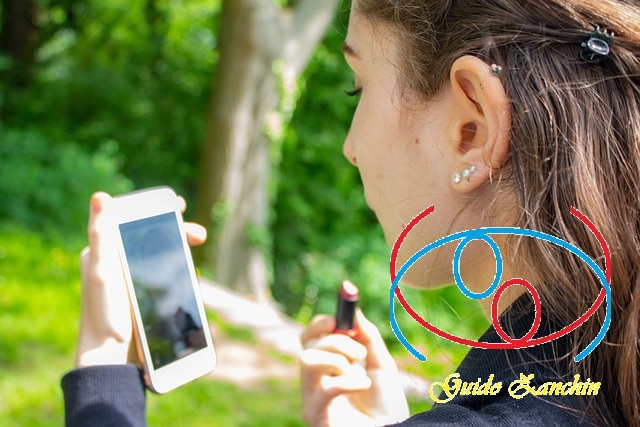 foto di donna col rossetto in mano, difetti 