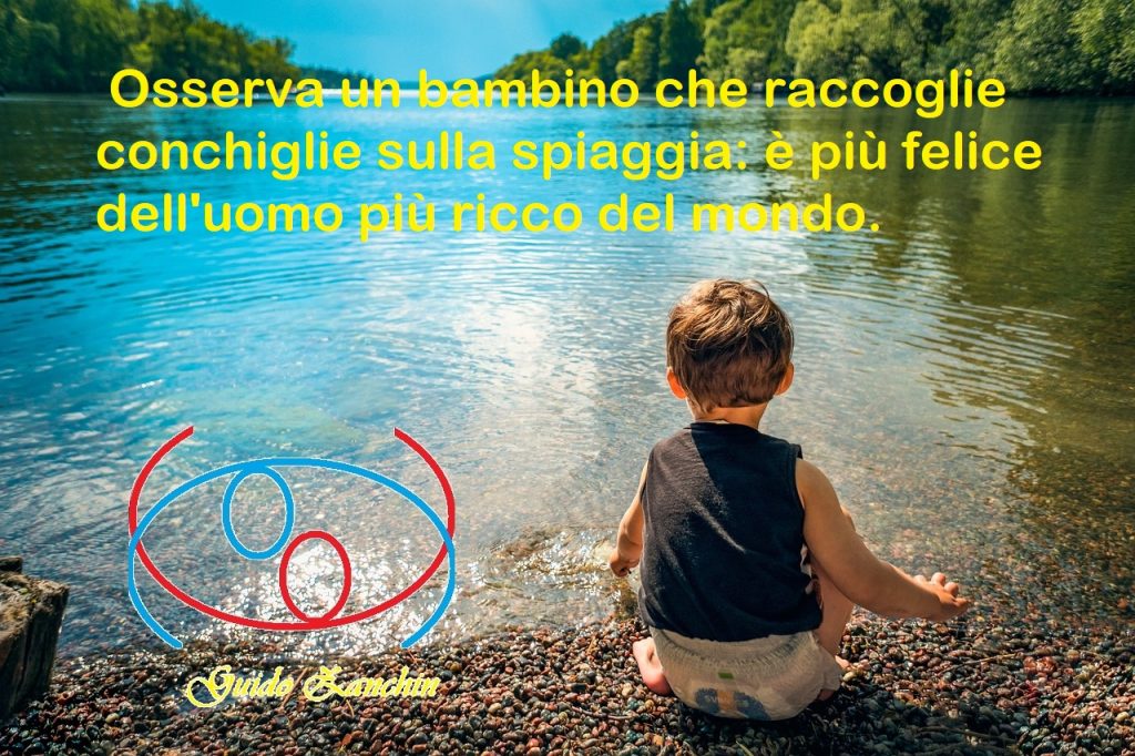 Raccoglie conchiglie: è felice qui ed ora